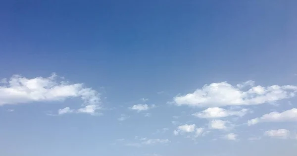 在蓝天背景下的美丽云彩 Slouds 蓝天多云天气 自然云 蓝天和阳光 — 图库照片