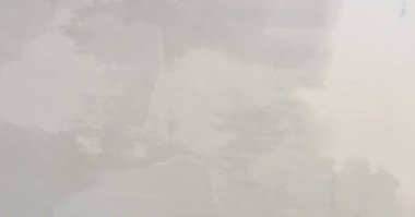 Beyaz boyalı yıkanmış fırça boya darbeleri ile arka plan beyaz ve siyah tonlarında dokulu. Resim sanat arka planlar soyut. El boyaması doku