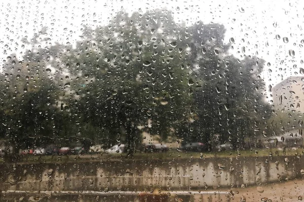 Hujan Turun Jendela Basah Dan Pohon Jalanan Langit Biru Dan — Stok Foto