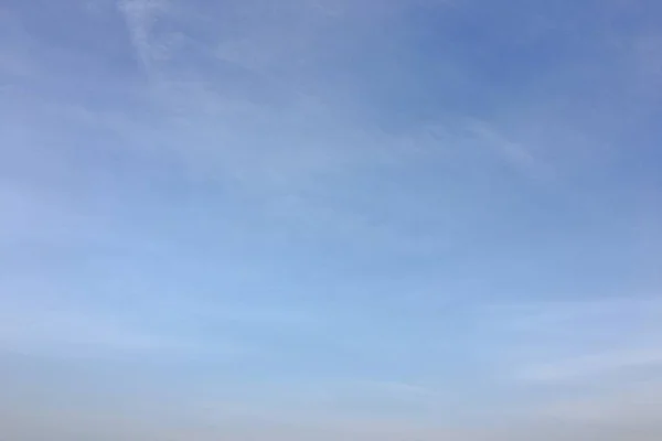 青い空を背景に美雲 Slouds 曇りの日 自然の雲と青い空 白い雲 青い空と太陽 — ストック写真