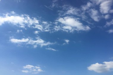 Bir mavi gökyüzü arka plan güzellik bulutu. Gökyüzü slouds. Mavi gökyüzü bulutlu hava, doğa bulut ile. Beyaz bulutlar, mavi gökyüzü ve güneş