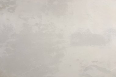 Beyaz boyalı yıkanmış fırça boya darbeleri ile arka plan beyaz ve siyah tonlarında dokulu. Resim sanat arka planlar soyut. El boyaması doku.