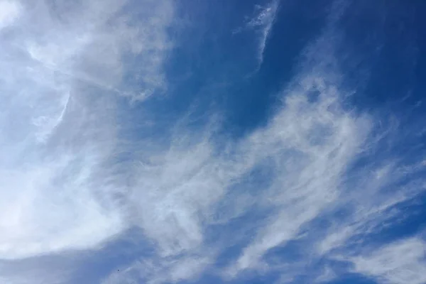 De wolk van de schoonheid tegen een blauwe hemelachtergrond. Hemel slouds. Blauwe hemel met bewolkt weer, natuur wolk. Witte wolken, blauwe lucht en zon. — Stockfoto