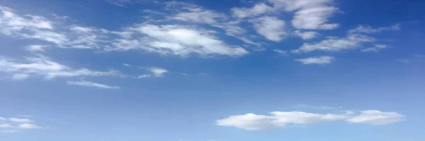 Schönheitswolke vor blauem Himmel. Himmel vernebelt. blauer Himmel mit bewölktem Wetter, Naturwolken. weiße Wolken, blauer Himmel und Sonne. — Stockfoto