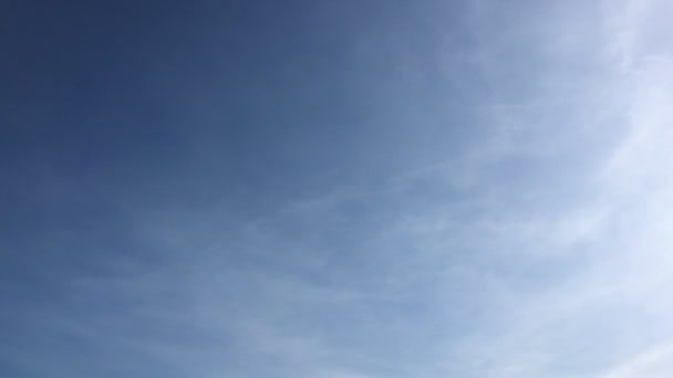 青い空を背景に美雲 曇り空 雲の天気 自然雲と青い空 白い雲 青い空と太陽 — ストック動画