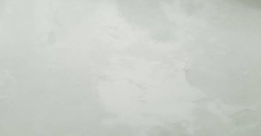 Beyaz boyalı yıkanmış fırça boya darbeleri ile arka plan beyaz ve siyah tonlarında dokulu. Resim sanat arka planlar soyut. El boyaması doku