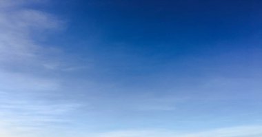 Bir mavi gökyüzü arka plan güzellik bulutu. Bulutlar gökyüzü. Mavi gökyüzü bulutlu hava, doğa bulut ile. Beyaz bulutlar, mavi gökyüzü ve güneş