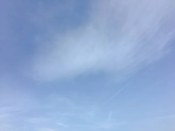 Nuvem Beleza Contra Fundo Azul Céu Céu Desce Céu Azul — Fotografia de Stock