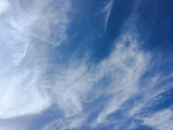 Nuvem Beleza Contra Fundo Azul Céu Céu Desce Céu Azul — Fotografia de Stock