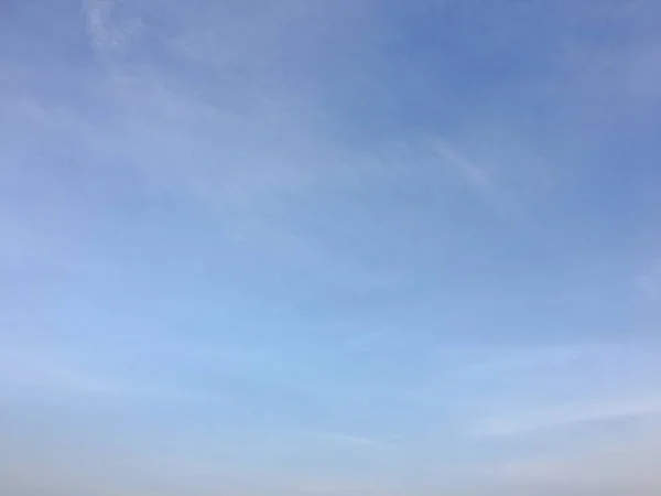 Nuvem Beleza Contra Fundo Azul Céu Céu Desce Céu Azul — Fotografia de Stock