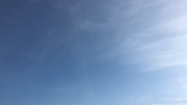 Vita Moln Försvinner Den Heta Solen Blå Himmel Time Lapse — Stockvideo