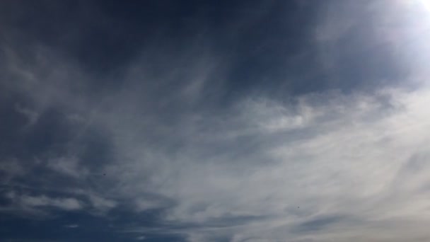 Nubes Blancas Desaparecen Sol Caliente Cielo Azul Loop Presenta Nubes — Vídeos de Stock
