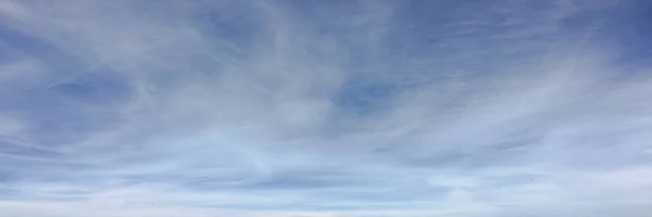 Lindas Nuvens Contra Fundo Azul Céu Céu Nublado Céu Azul — Fotografia de Stock