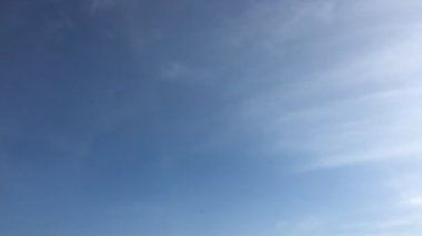 Bir mavi gökyüzü arka plan güzellik bulutu. Bulutlar gökyüzü. Mavi gökyüzü bulutlu hava, doğa bulut ile. Beyaz bulutlar, mavi gökyüzü ve güneş.