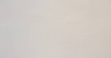 Beyaz boyalı yıkanmış fırça boya darbeleri ile arka plan beyaz ve siyah tonlarında dokulu. Resim sanat arka planlar soyut. El boyaması doku