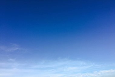 Bir mavi gökyüzü arka plan güzel bulutlar. Bulut gökyüzü. Mavi gökyüzü bulutlu hava, doğa bulut ile. Beyaz bulutlar, mavi gökyüzü ve güneş