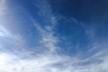 Bir mavi gökyüzü arka plan güzel bulutlar. Bulut gökyüzü. Mavi gökyüzü bulutlu hava, doğa bulut ile. Beyaz bulutlar, mavi gökyüzü ve güneş