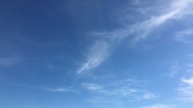 Bir mavi gökyüzü arka plan güzellik bulutu. Bulutlar gökyüzü. Mavi gökyüzü bulutlu hava, doğa bulut ile. Beyaz bulutlar, mavi gökyüzü ve güneş.