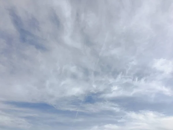 Небесно-голубой фон облака. Облака небо — стоковое фото
