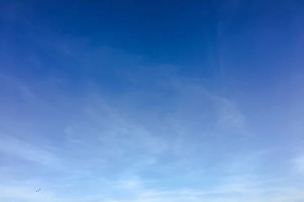 空の青色の背景 雲青い空 — ストック写真