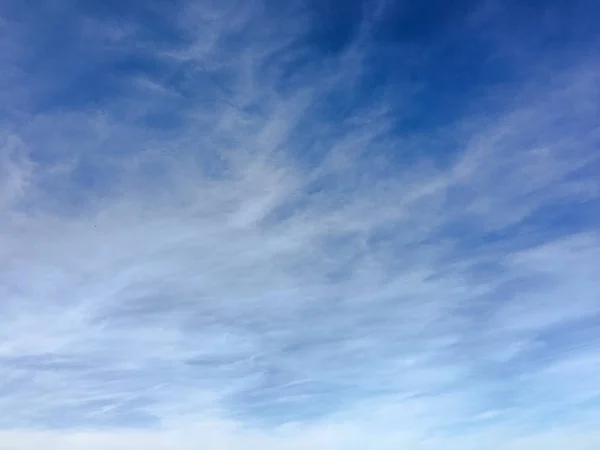 空の青色の背景 雲青い空 — ストック写真