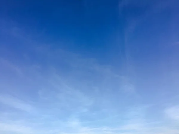 空の青色の背景 雲青い空 — ストック写真