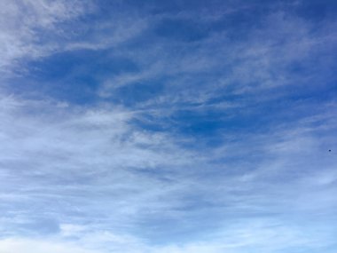 Bulutlarla kaplı güzel mavi bir gökyüzü. Gökyüzü bulutları. Bulutlu gökyüzü doğa mavi bulutlar. Bulutlu ve güneşli mavi gökyüzü.