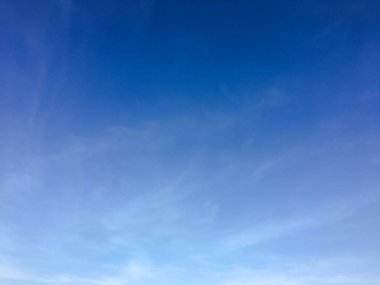 Bulutlarla kaplı güzel mavi bir gökyüzü. Gökyüzü bulutları. Bulutlu gökyüzü doğa mavi bulutlar. Bulutlu ve güneşli mavi gökyüzü.