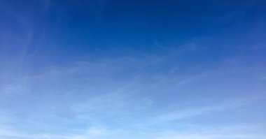 Bulutlarla kaplı güzel mavi bir gökyüzü. Gökyüzü bulutları. Bulutlu gökyüzü doğa mavi bulutlar. Bulutlu ve güneşli mavi gökyüzü.