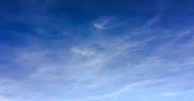 Bulutlarla kaplı güzel mavi bir gökyüzü. Gökyüzü bulutları. Bulutlu gökyüzü doğa mavi bulutlar. Bulutlu ve güneşli mavi gökyüzü.