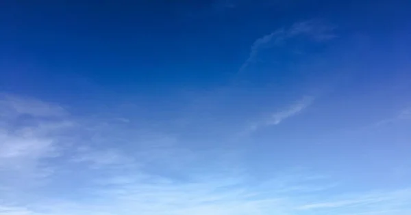 雲の背景を持つ美しい青空 空の雲 雲の天気自然雲青と空 雲と太陽の青い空 — ストック写真