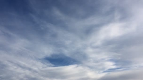 青い空を背景に美雲 曇りの日 自然の雲と青い空 白い雲 青い空と太陽 — ストック動画