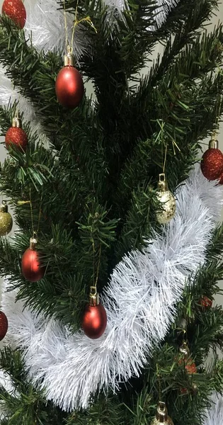 Gouden Kerstdecoratie Kerstboom Takken Een Geblokte Achtergrond Kan Worden Gebruikt — Stockfoto