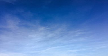 Bulutlarla kaplı güzel mavi bir gökyüzü. Gökyüzü bulutları. Bulutlu gökyüzü doğa mavi bulutlar. Bulutlu ve güneşli mavi gökyüzü.