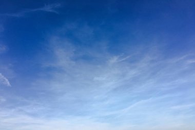 Bulutlarla kaplı güzel mavi bir gökyüzü. Gökyüzü bulutları. Bulutlu gökyüzü doğa mavi bulutlar. Bulutlu ve güneşli mavi gökyüzü.