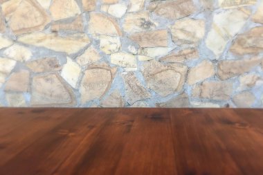 taş duvar arka plan ve ahşap aşınmış eski meşe masada. kahverengi ahşap masa