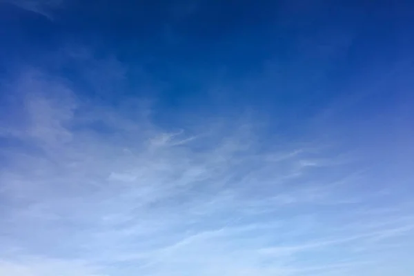 Σύννεφο, γαλάζιο φόντο. Μπλε σύννεφα ουρανό — Φωτογραφία Αρχείου