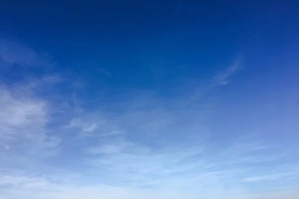 Nuvem, céu fundo azul. Nuvens céu azul — Fotografia de Stock