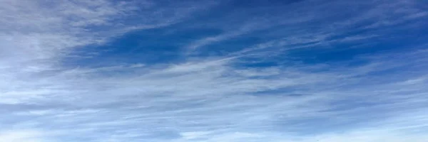 雲の背景を持つ美しい青空 空の雲 雲の天気自然雲青と空 雲と太陽の青い空 — ストック写真