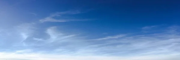 Bulutlarla Kaplı Güzel Mavi Bir Gökyüzü Gökyüzü Bulutları Bulutlu Gökyüzü — Stok fotoğraf
