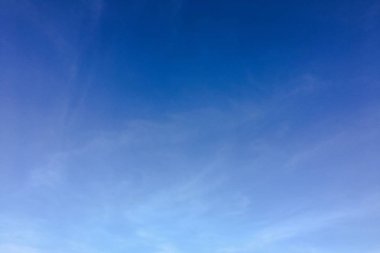 Bulutlarla kaplı güzel mavi bir gökyüzü. Gökyüzü bulutları. Bulutlu gökyüzü doğa mavi bulutlar. Bulutlu ve güneşli mavi gökyüzü.