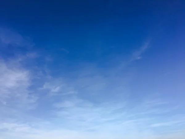 雲の背景を持つ美しい青空 空の雲 雲の天気自然雲青と空 雲と太陽の青い空 — ストック写真