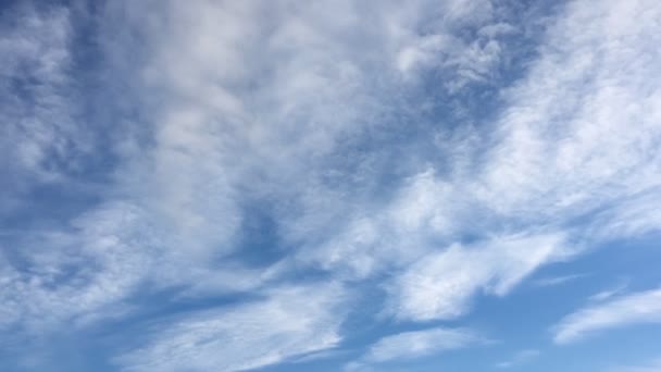 Weiße Wolken Verschwinden Der Heißen Sonne Blauen Himmel Zeitraffer Bewegungswolken — Stockvideo