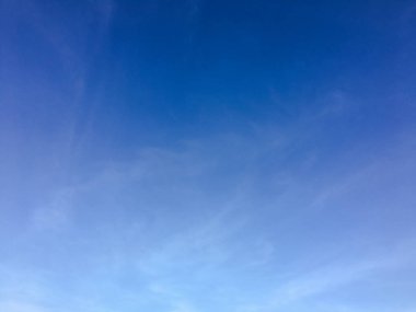 Bulutlarla kaplı güzel mavi bir gökyüzü. Gökyüzü bulutları. Bulutlu gökyüzü doğa mavi bulutlar. Bulutlu ve güneşli mavi gökyüzü.