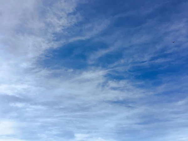 雲の背景を持つ美しい青空 空の雲 雲の天気自然雲青と空 雲と太陽の青い空 — ストック写真