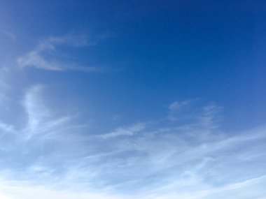 Bulutlarla kaplı güzel mavi bir gökyüzü. Gökyüzü bulutları. Bulutlu gökyüzü doğa mavi bulutlar. Bulutlu ve güneşli mavi gökyüzü.