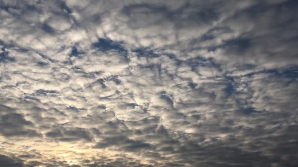 美丽的云彩对蓝天背景 云彩天空 蓝天多云天气 自然云 蓝天和太阳 — 图库视频影像