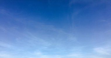 Bulutlarla kaplı güzel mavi bir gökyüzü. Gökyüzü bulutları. Bulutlu gökyüzü doğa mavi bulutlar. Bulutlu ve güneşli mavi gökyüzü.