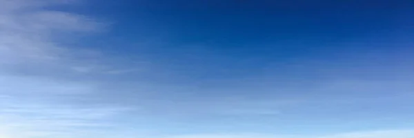 Хмари, блакитний фон неба. хмарне блакитне небо — стокове фото