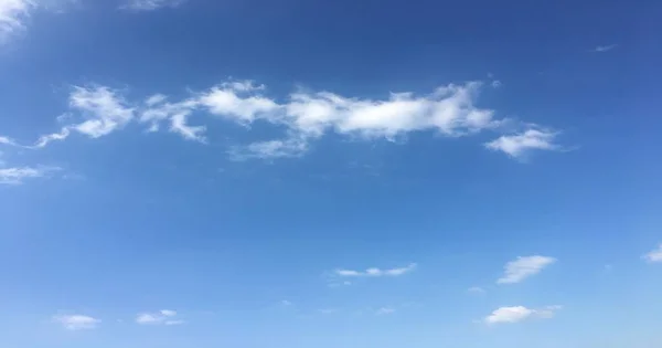 Langit Biru Yang Indah Dengan Latar Belakang Awan Awan Langit — Stok Foto